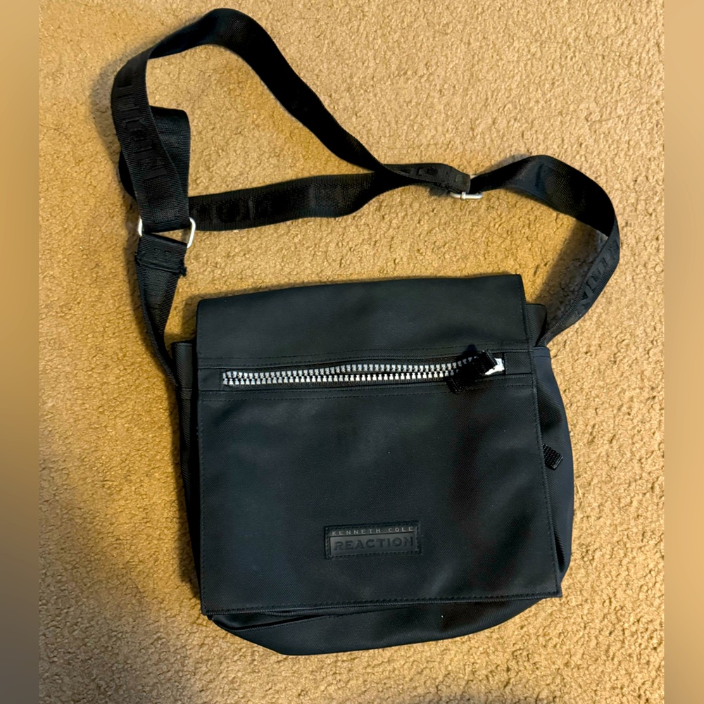 Kenneth Cole Reaction cross body